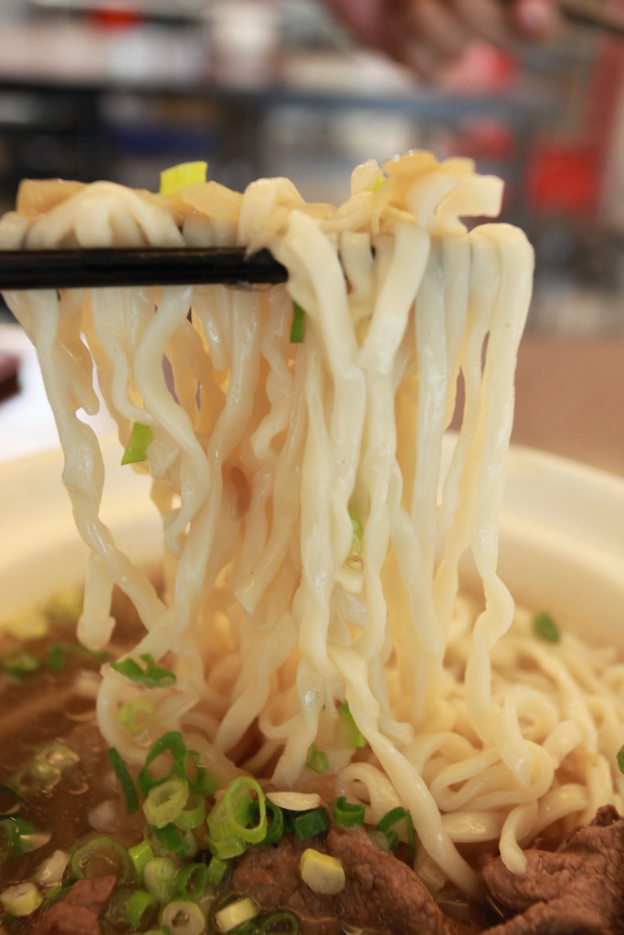 台南|天气转凉来碗热腾腾牛肉面「吴妈妈牛肉面」.