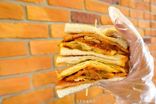 弘記豆漿店:蘆洲排隊早餐 弘記豆漿店 手工蛋餅、燒餅 每日現擀餅皮香酥美味