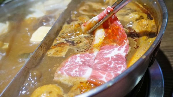 【板橋美食】有乾人麻辣鴛鴦火鍋-真材實料!吃了會著迷的隱藏版巷弄麻辣火鍋店