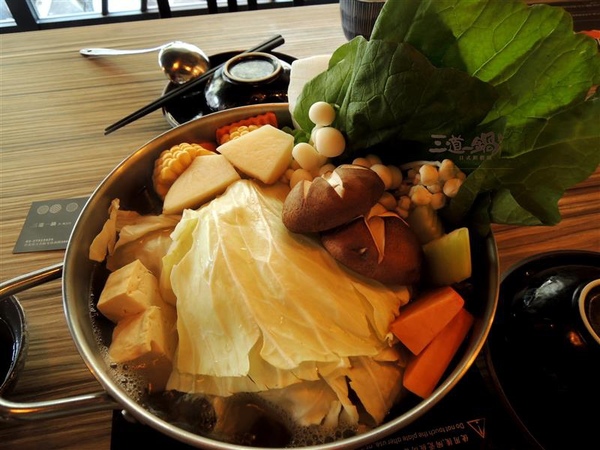 三道一鍋 杳 概念店： 東區火鍋 三道一鍋 杳概念店 日式涮涮鍋 商業午餐 火鍋雜炊必點 有包廂適合聚餐~