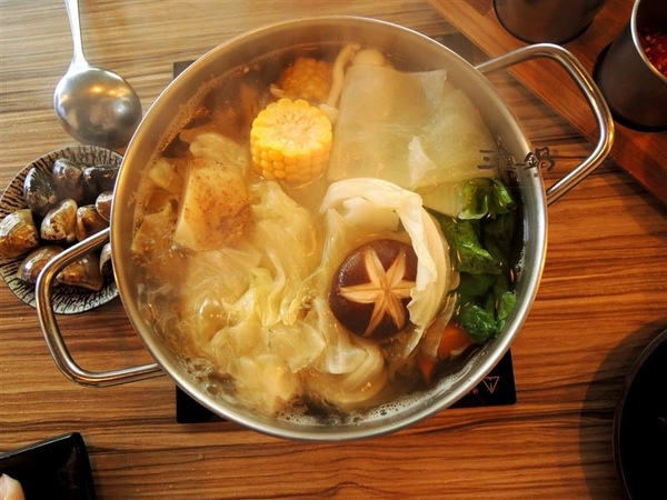 三道一鍋 杳 概念店： 東區火鍋 三道一鍋 杳概念店 日式涮涮鍋 商業午餐 火鍋雜炊必點 有包廂適合聚餐~