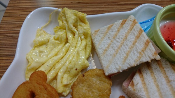 蛋餅先生：高雄~蛋餅先生~平價美味早午餐~創意蛋餅任你選~推皮蛋肉鬆蛋餅好好吃呦~