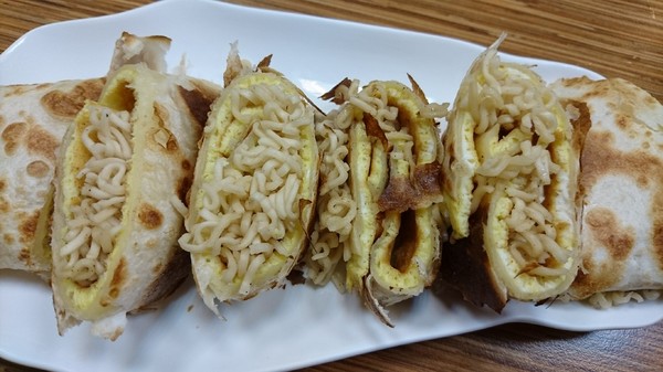 蛋餅先生：高雄~蛋餅先生~平價美味早午餐~創意蛋餅任你選~推皮蛋肉鬆蛋餅好好吃呦~