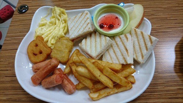 蛋餅先生：高雄~蛋餅先生~平價美味早午餐~創意蛋餅任你選~推皮蛋肉鬆蛋餅好好吃呦~