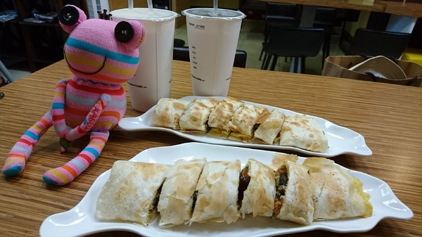 蛋餅先生：高雄~蛋餅先生~平價美味早午餐~創意蛋餅任你選~推皮蛋肉鬆蛋餅好好吃呦~