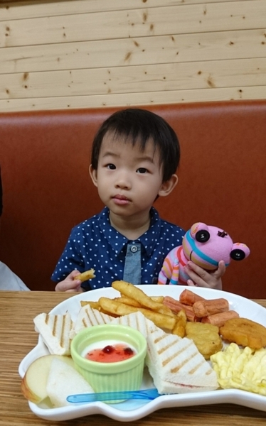 蛋餅先生：高雄~蛋餅先生~平價美味早午餐~創意蛋餅任你選~推皮蛋肉鬆蛋餅好好吃呦~