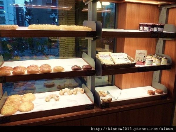 巴黎8-麵包架.JPG