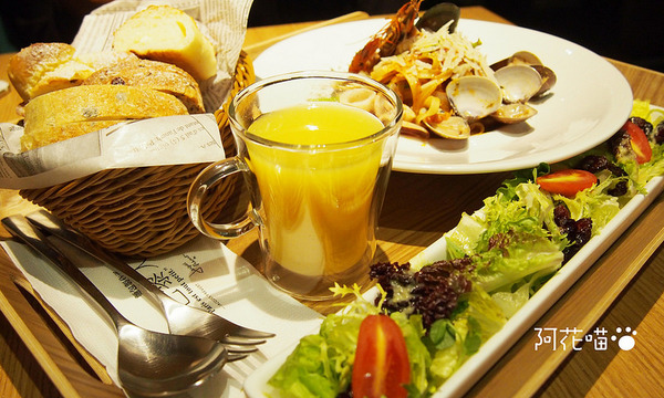 小巴黎人麵包製作所(敦南門市)：【敦化南路│西式料理】給麵包控的超Q彈麵包，搭配豐盛優雅餐點『小巴黎人麵包製作所』