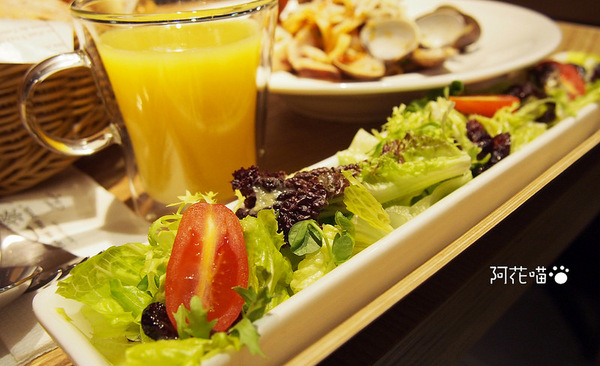 小巴黎人麵包製作所(敦南門市)：【敦化南路│西式料理】給麵包控的超Q彈麵包，搭配豐盛優雅餐點『小巴黎人麵包製作所』