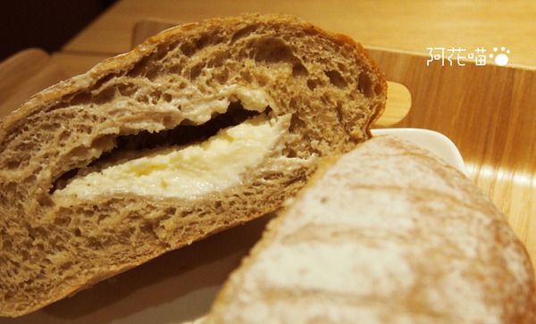 小巴黎人麵包製作所(敦南門市)：【敦化南路│西式料理】給麵包控的超Q彈麵包，搭配豐盛優雅餐點『小巴黎人麵包製作所』