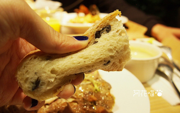 小巴黎人麵包製作所(敦南門市)：【敦化南路│西式料理】給麵包控的超Q彈麵包，搭配豐盛優雅餐點『小巴黎人麵包製作所』