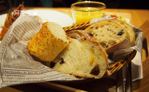 小巴黎人麵包製作所(敦南門市)：【敦化南路│西式料理】給麵包控的超Q彈麵包，搭配豐盛優雅餐點『小巴黎人麵包製作所』
