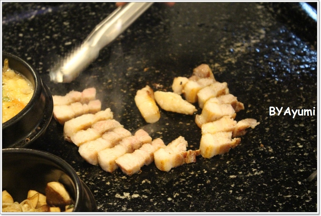 韓肉舖：『愛評體驗團』來自韓國歐巴開的道地韓國烤肉、選用韓國最新最夯的超大石頭烤盤－韓肉舖