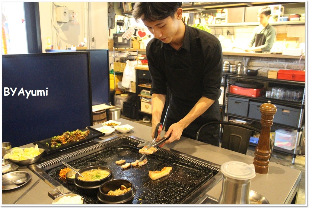 韓肉舖：『愛評體驗團』來自韓國歐巴開的道地韓國烤肉、選用韓國最新最夯的超大石頭烤盤－韓肉舖