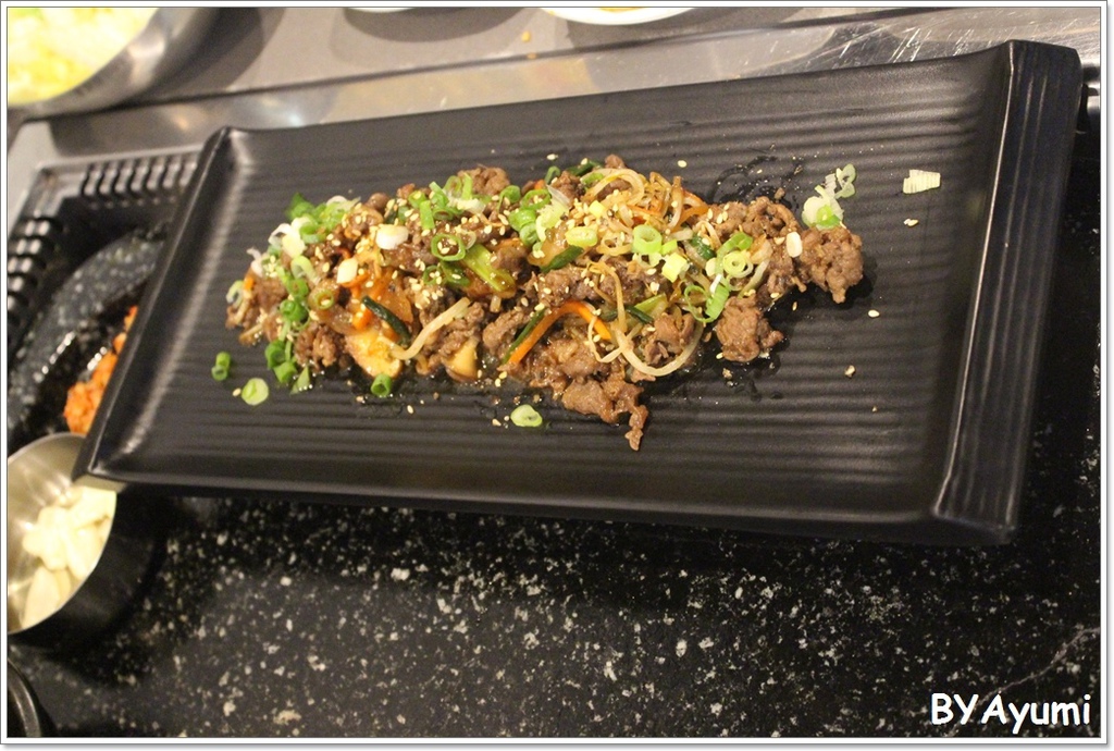 韓肉舖：『愛評體驗團』來自韓國歐巴開的道地韓國烤肉、選用韓國最新最夯的超大石頭烤盤－韓肉舖