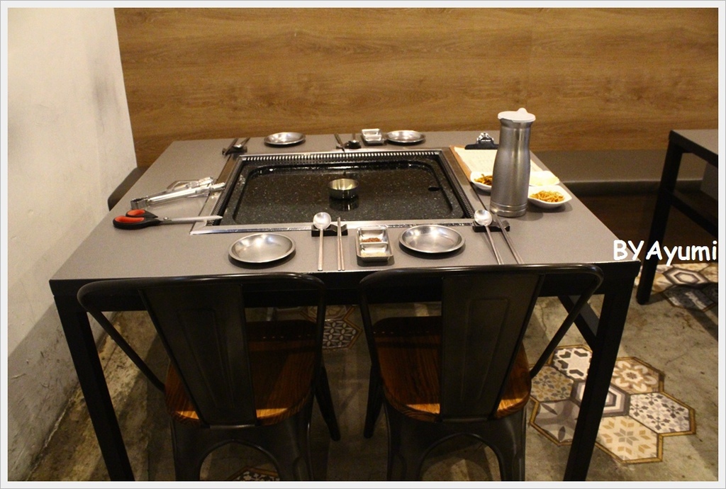 韓肉舖：『愛評體驗團』來自韓國歐巴開的道地韓國烤肉、選用韓國最新最夯的超大石頭烤盤－韓肉舖