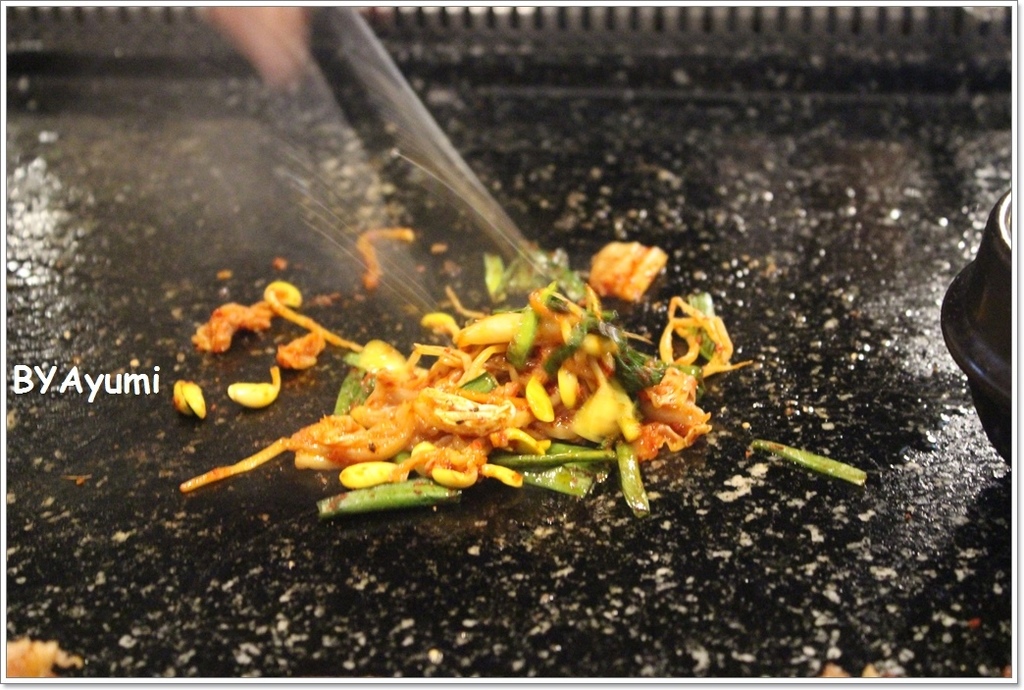 韓肉舖：『愛評體驗團』來自韓國歐巴開的道地韓國烤肉、選用韓國最新最夯的超大石頭烤盤－韓肉舖