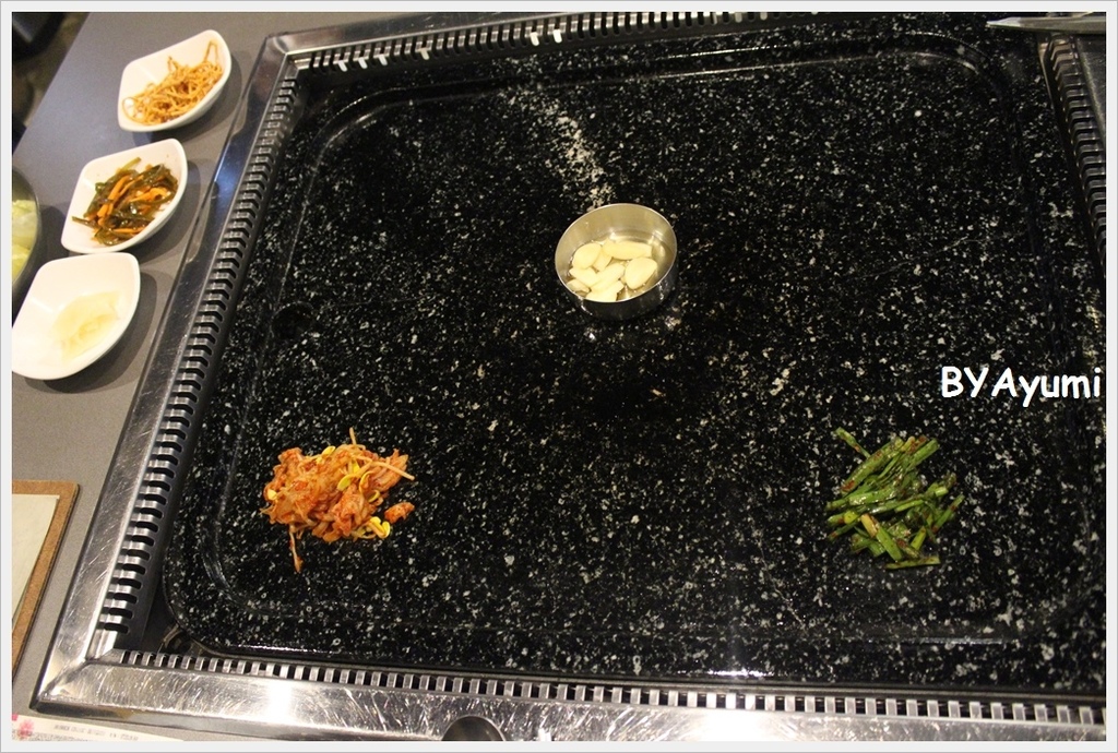 韓肉舖：『愛評體驗團』來自韓國歐巴開的道地韓國烤肉、選用韓國最新最夯的超大石頭烤盤－韓肉舖