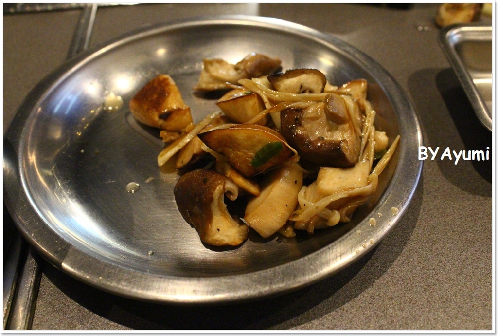 韓肉舖：『愛評體驗團』來自韓國歐巴開的道地韓國烤肉、選用韓國最新最夯的超大石頭烤盤－韓肉舖