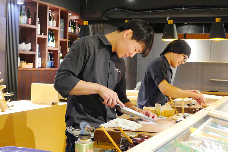 【台中】一貫入魂:隱密江戶前壽司料亭華麗散壽司豐盛上桌 還有無菜單1680壽司套餐飽足又滿足!