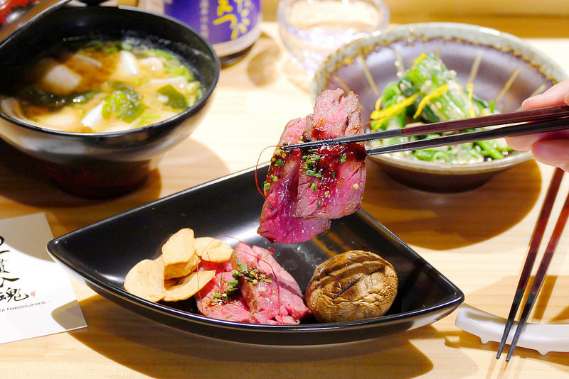 【台中】一貫入魂:隱密江戶前壽司料亭華麗散壽司豐盛上桌 還有無菜單1680壽司套餐飽足又滿足!