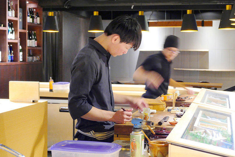 【台中】一貫入魂:隱密江戶前壽司料亭華麗散壽司豐盛上桌 還有無菜單1680壽司套餐飽足又滿足!