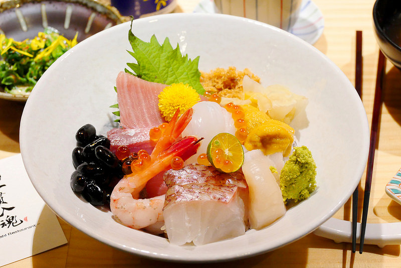 【台中】一貫入魂:隱密江戶前壽司料亭華麗散壽司豐盛上桌 還有無菜單1680壽司套餐飽足又滿足!