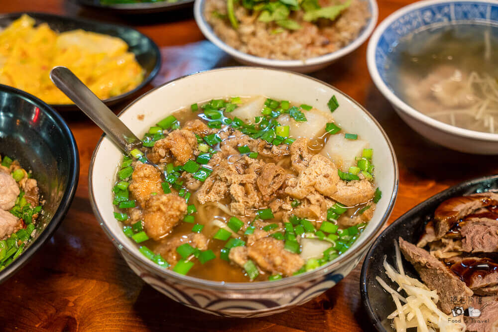 宜蘭冬山車站旁美食推薦!阿婆油飯從早餐賣到宵夜,在地人銅板美食名單。