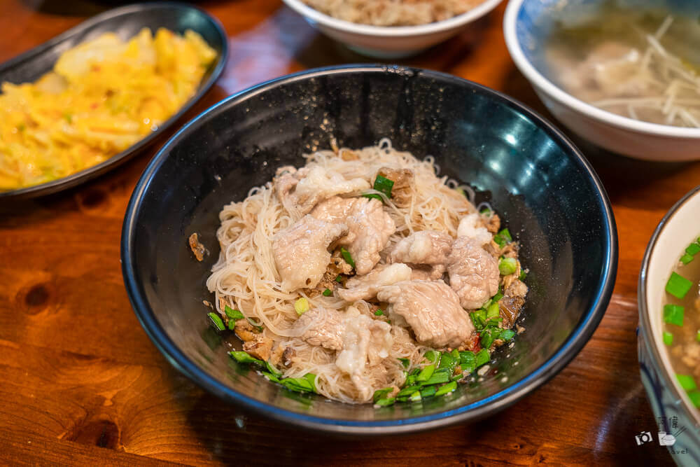 宜蘭冬山車站旁美食推薦!阿婆油飯從早餐賣到宵夜,在地人銅板美食名單。