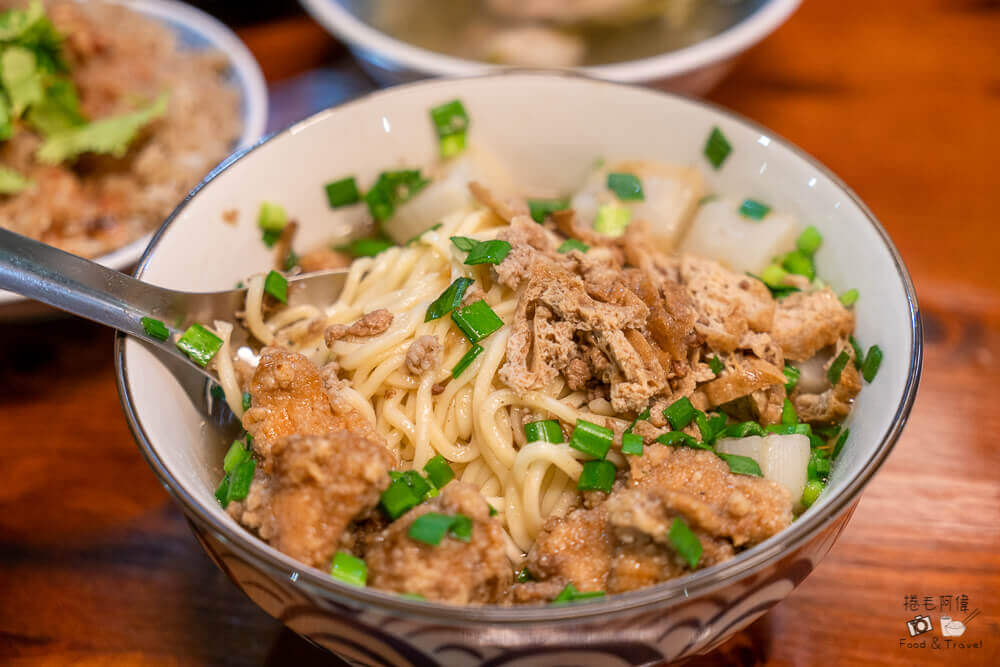 宜蘭冬山車站旁美食推薦!阿婆油飯從早餐賣到宵夜,在地人銅板美食名單。