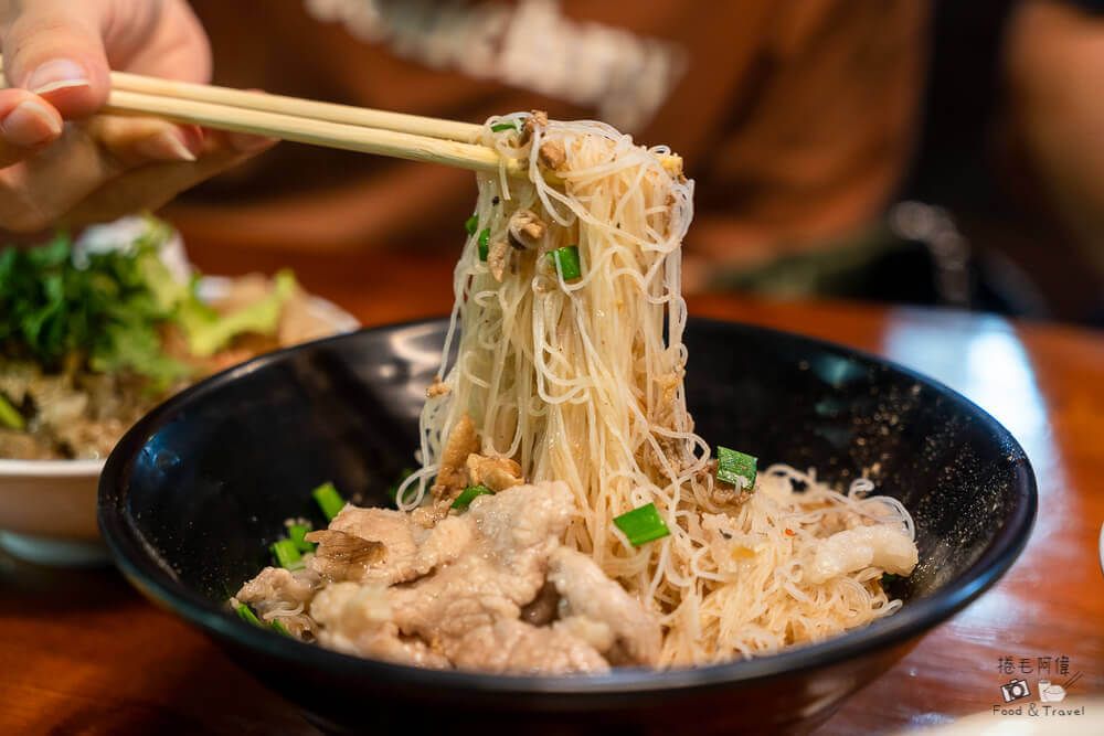 宜蘭冬山車站旁美食推薦!阿婆油飯從早餐賣到宵夜,在地人銅板美食名單。