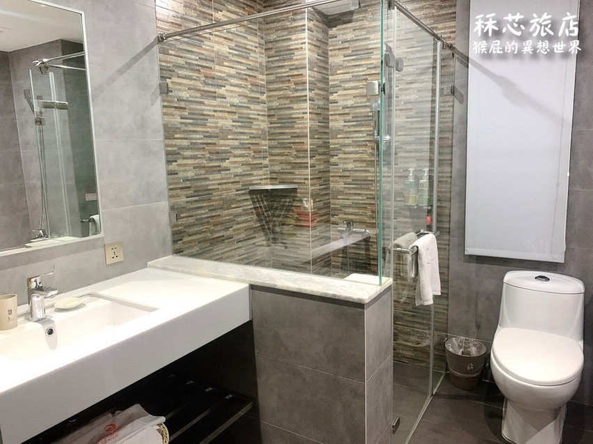 【高雄住宿推薦】高雄CP值超高插畫風飯店-秝芯旅店駁二館!超可愛又有設計感,重點超便宜且地點超優、評價高達9.0分!高雄便宜住宿推薦!有停車場、有泡麵、還有早餐吃到飽! @猴屁的異想世界