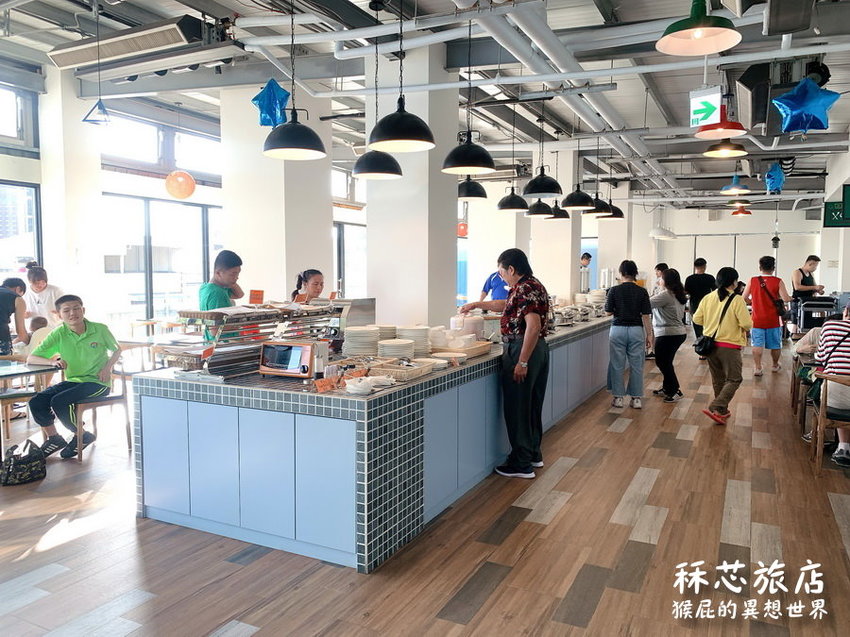 【高雄住宿推薦】高雄CP值超高插畫風飯店-秝芯旅店駁二館!超可愛又有設計感,重點超便宜且地點超優、評價高達9.0分!高雄便宜住宿推薦!有停車場、有泡麵、還有早餐吃到飽! @猴屁的異想世界