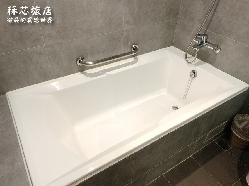 【高雄住宿推薦】高雄CP值超高插畫風飯店-秝芯旅店駁二館!超可愛又有設計感,重點超便宜且地點超優、評價高達9.0分!高雄便宜住宿推薦!有停車場、有泡麵、還有早餐吃到飽! @猴屁的異想世界