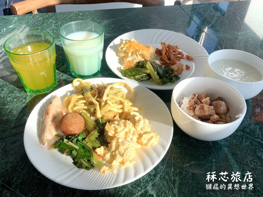 【高雄住宿推薦】高雄CP值超高插畫風飯店-秝芯旅店駁二館!超可愛又有設計感,重點超便宜且地點超優、評價高達9.0分!高雄便宜住宿推薦!有停車場、有泡麵、還有早餐吃到飽! @猴屁的異想世界