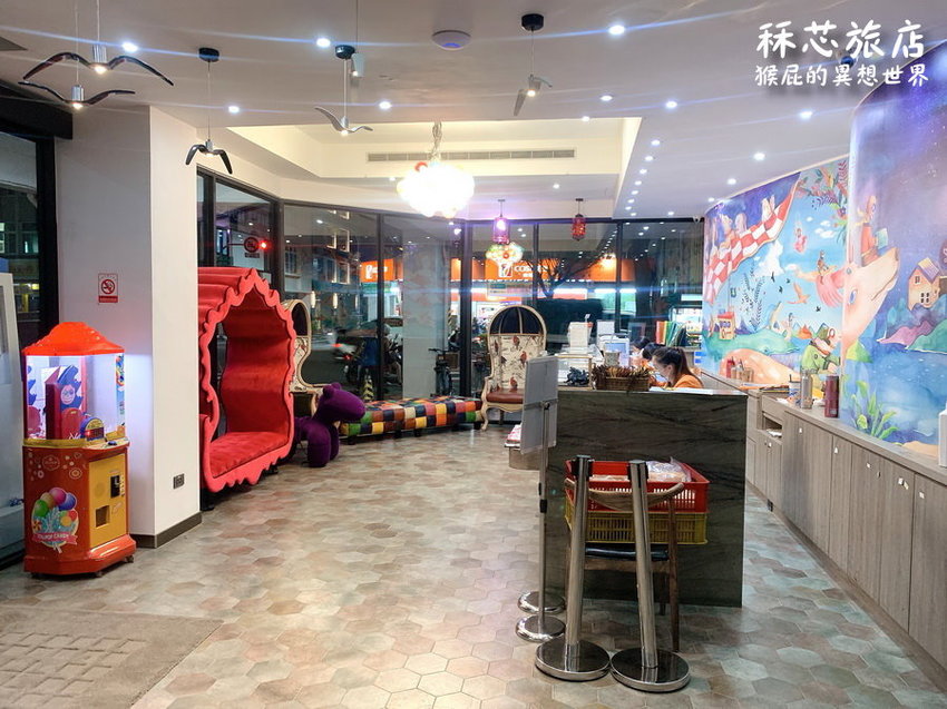 【高雄住宿推薦】高雄CP值超高插畫風飯店-秝芯旅店駁二館!超可愛又有設計感,重點超便宜且地點超優、評價高達9.0分!高雄便宜住宿推薦!有停車場、有泡麵、還有早餐吃到飽! @猴屁的異想世界