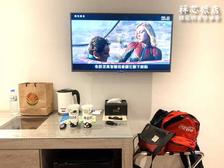 【高雄住宿推薦】高雄CP值超高插畫風飯店-秝芯旅店駁二館!超可愛又有設計感,重點超便宜且地點超優、評價高達9.0分!高雄便宜住宿推薦!有停車場、有泡麵、還有早餐吃到飽! @猴屁的異想世界