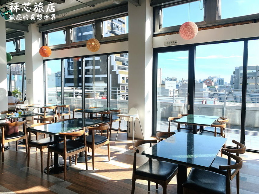 【高雄住宿推薦】高雄CP值超高插畫風飯店-秝芯旅店駁二館!超可愛又有設計感,重點超便宜且地點超優、評價高達9.0分!高雄便宜住宿推薦!有停車場、有泡麵、還有早餐吃到飽! @猴屁的異想世界