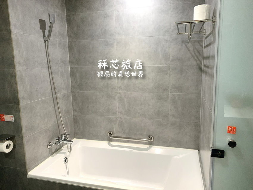 【高雄住宿推薦】高雄CP值超高插畫風飯店-秝芯旅店駁二館!超可愛又有設計感,重點超便宜且地點超優、評價高達9.0分!高雄便宜住宿推薦!有停車場、有泡麵、還有早餐吃到飽! @猴屁的異想世界