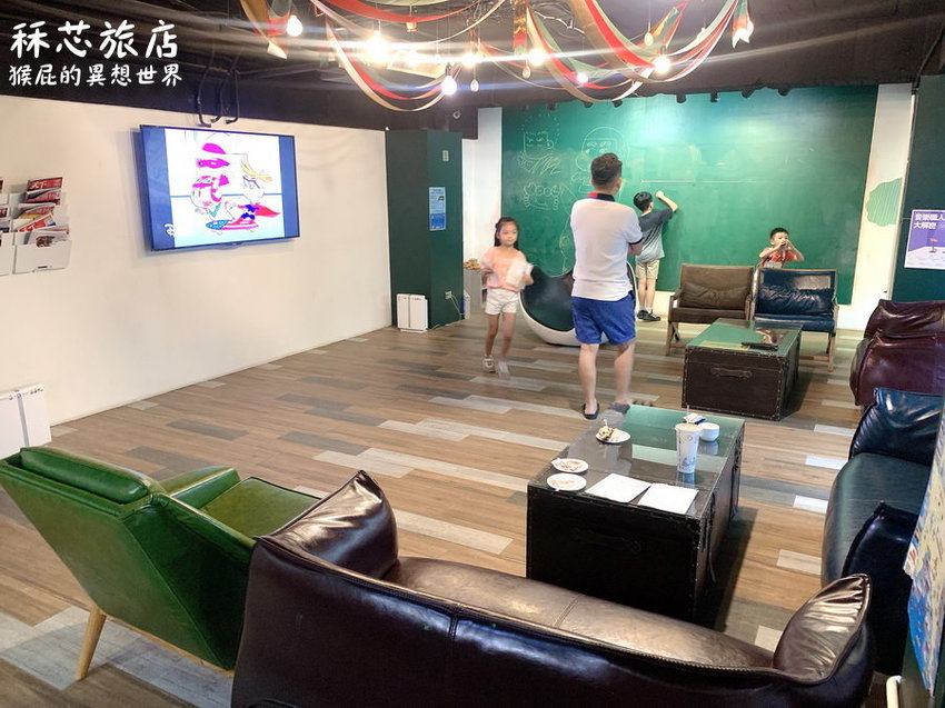 【高雄住宿推薦】高雄CP值超高插畫風飯店-秝芯旅店駁二館!超可愛又有設計感,重點超便宜且地點超優、評價高達9.0分!高雄便宜住宿推薦!有停車場、有泡麵、還有早餐吃到飽! @猴屁的異想世界