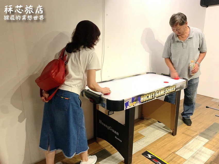 【高雄住宿推薦】高雄CP值超高插畫風飯店-秝芯旅店駁二館!超可愛又有設計感,重點超便宜且地點超優、評價高達9.0分!高雄便宜住宿推薦!有停車場、有泡麵、還有早餐吃到飽! @猴屁的異想世界