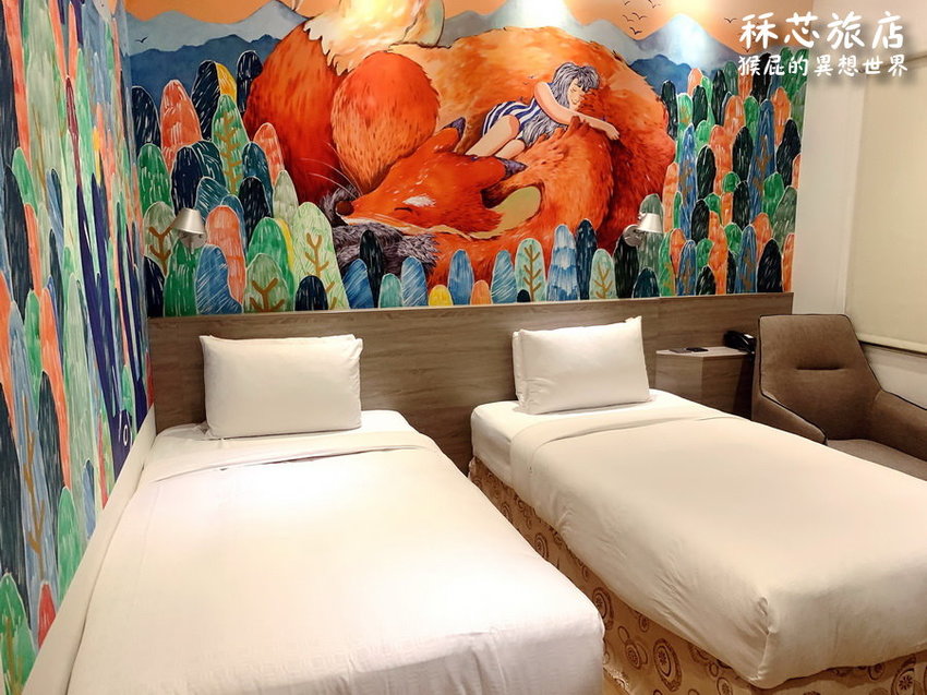 【高雄住宿推薦】高雄CP值超高插畫風飯店-秝芯旅店駁二館!超可愛又有設計感,重點超便宜且地點超優、評價高達9.0分!高雄便宜住宿推薦!有停車場、有泡麵、還有早餐吃到飽! @猴屁的異想世界