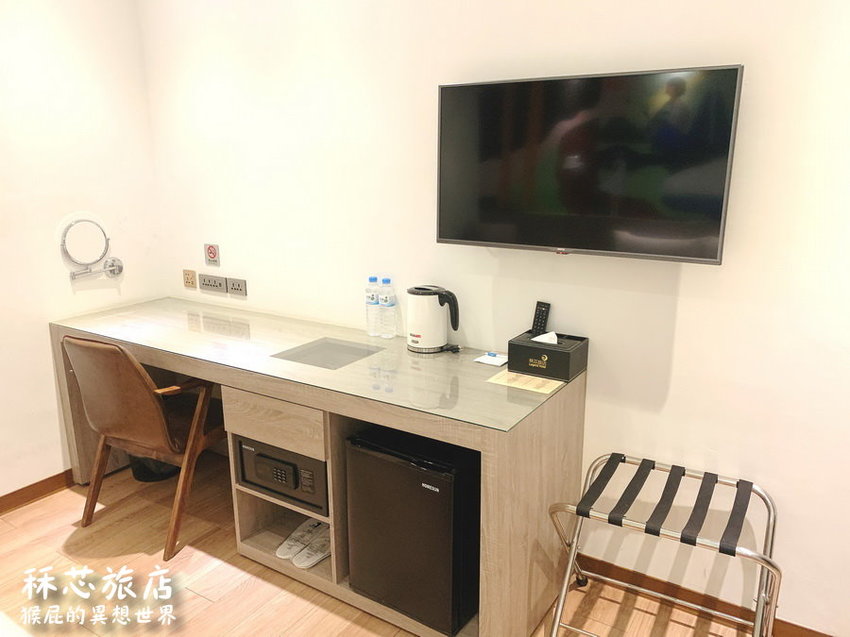 【高雄住宿推薦】高雄CP值超高插畫風飯店-秝芯旅店駁二館!超可愛又有設計感,重點超便宜且地點超優、評價高達9.0分!高雄便宜住宿推薦!有停車場、有泡麵、還有早餐吃到飽! @猴屁的異想世界