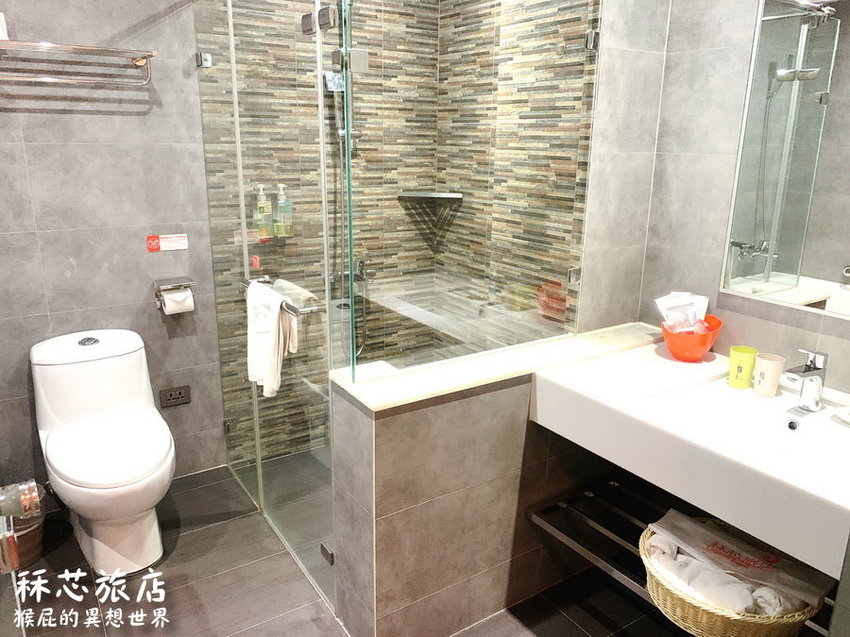 【高雄住宿推薦】高雄CP值超高插畫風飯店-秝芯旅店駁二館!超可愛又有設計感,重點超便宜且地點超優、評價高達9.0分!高雄便宜住宿推薦!有停車場、有泡麵、還有早餐吃到飽! @猴屁的異想世界