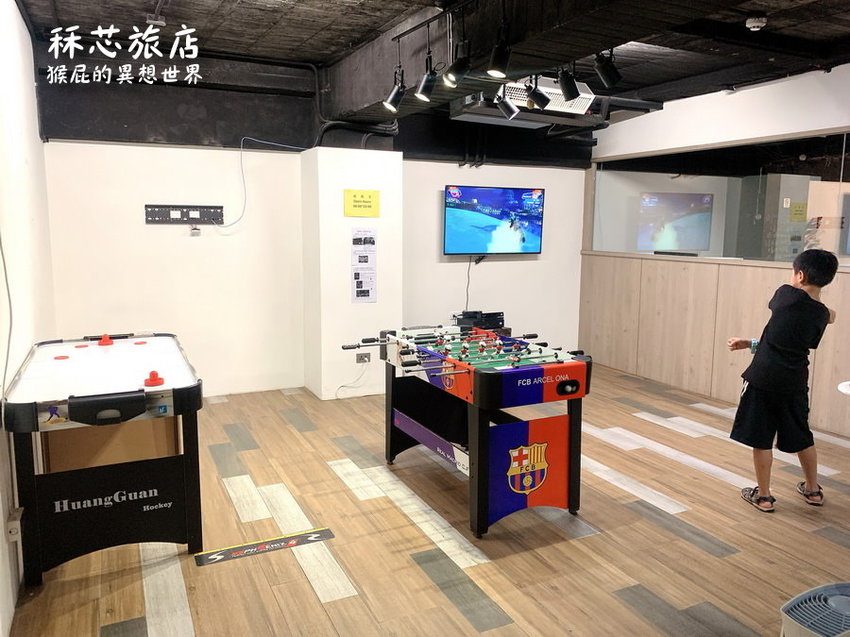 【高雄住宿推薦】高雄CP值超高插畫風飯店-秝芯旅店駁二館!超可愛又有設計感,重點超便宜且地點超優、評價高達9.0分!高雄便宜住宿推薦!有停車場、有泡麵、還有早餐吃到飽! @猴屁的異想世界