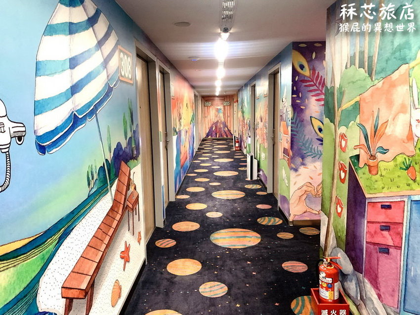 【高雄住宿推薦】高雄CP值超高插畫風飯店-秝芯旅店駁二館!超可愛又有設計感,重點超便宜且地點超優、評價高達9.0分!高雄便宜住宿推薦!有停車場、有泡麵、還有早餐吃到飽! @猴屁的異想世界