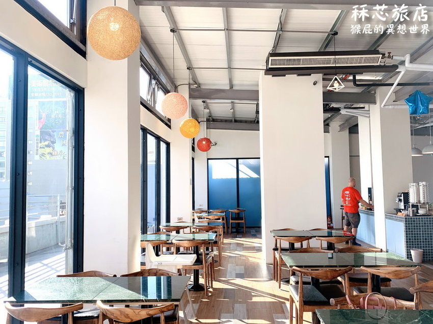 【高雄住宿推薦】高雄CP值超高插畫風飯店-秝芯旅店駁二館!超可愛又有設計感,重點超便宜且地點超優、評價高達9.0分!高雄便宜住宿推薦!有停車場、有泡麵、還有早餐吃到飽! @猴屁的異想世界