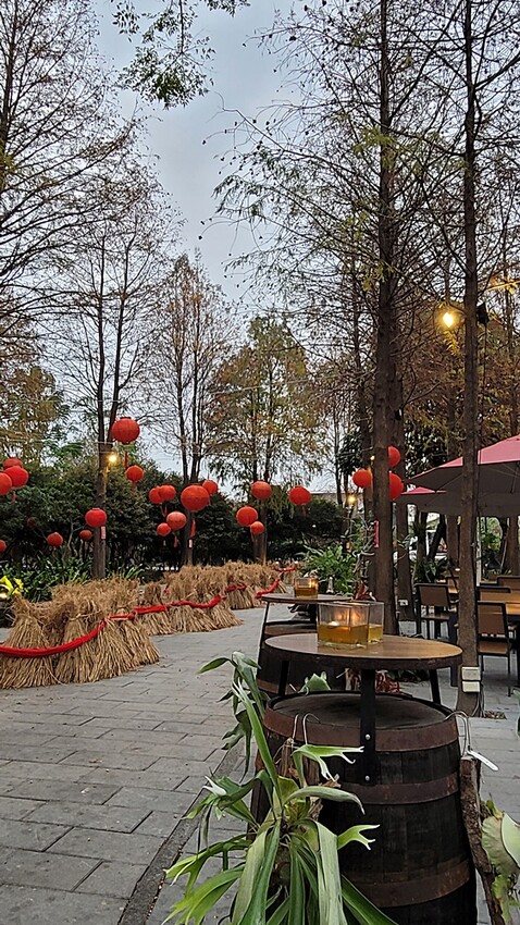 老饕帶路！！隱藏在田園間的絕美森林系景觀餐廳，如夢似幻的玻璃屋，享受著主廚精心手作料理，就來場浪漫的邂逅～ 