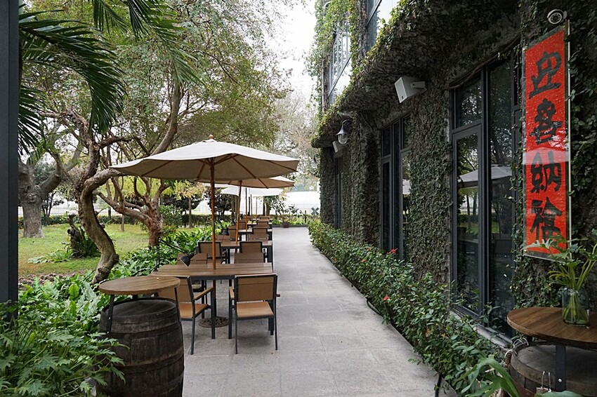 老饕帶路！！隱藏在田園間的絕美森林系景觀餐廳，如夢似幻的玻璃屋，享受著主廚精心手作料理，就來場浪漫的邂逅～ 