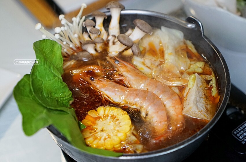 老饕帶路！！隱藏在田園間的絕美森林系景觀餐廳，如夢似幻的玻璃屋，享受著主廚精心手作料理，就來場浪漫的邂逅～ 